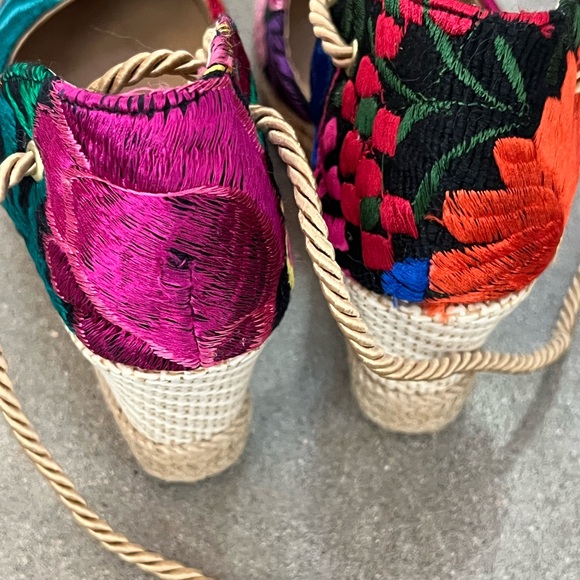 ❣️SOLD❣️NWOB Embroidered Espadrilles Wedges Size 6.5 - Picture 3 of 4